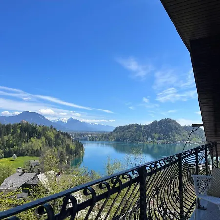 Lakeview & Guest house *